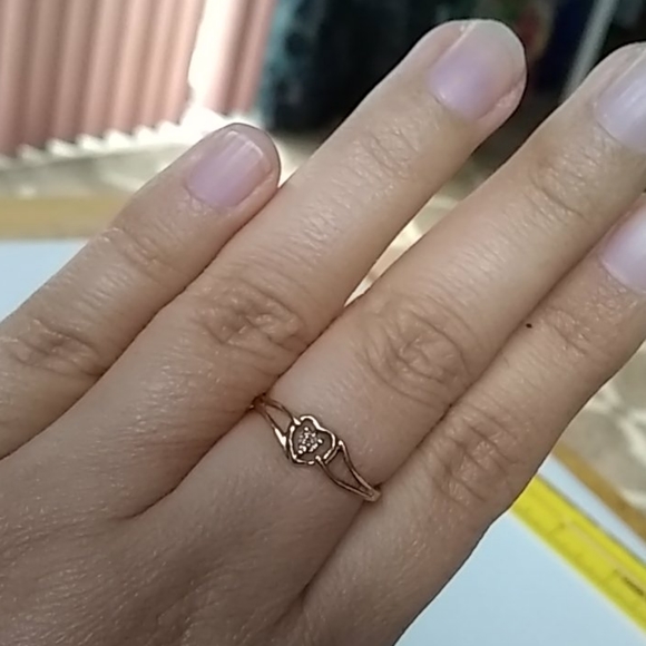 10k yellow gold diamond chip heart ring - Picture 5 of 6